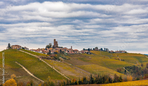 Serralunga, Barolo, Novello: tre borghi stupendi appoggiati sulle colline delle Langhe photo