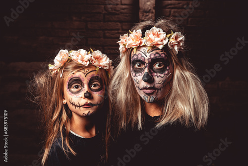 Obraz na płótnie mom daughter face paint for festive scary halloween party flowers w salonie