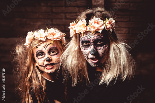 Obraz na płótnie mom daughter face paint for festive scary halloween party flowers w salonie