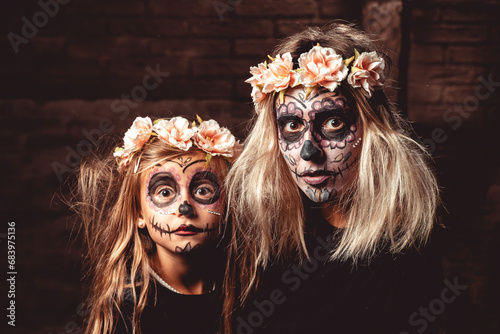 Obraz na płótnie mom daughter face paint for festive scary halloween party flowers w salonie