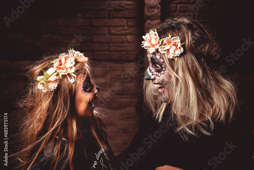 Obraz na płótnie mom daughter face paint for festive scary halloween party flowers w salonie
