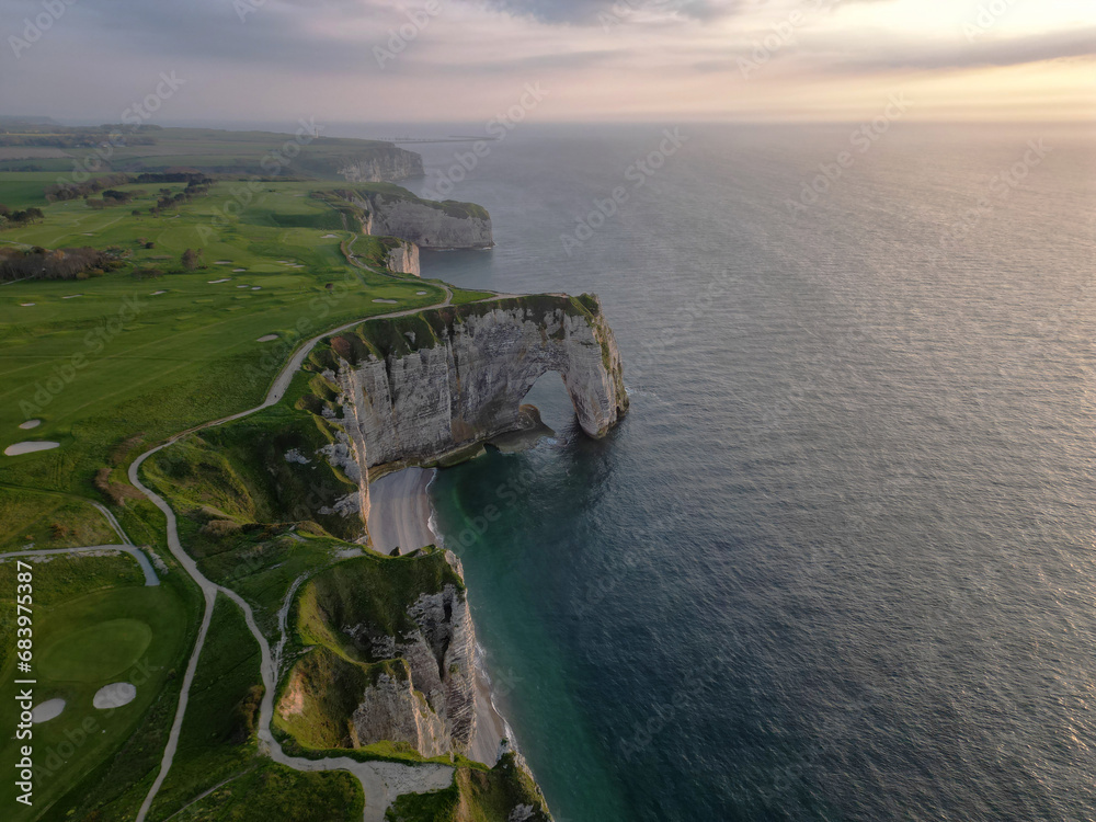 Foto de Aerial 4k drone view of Etretat. L'Aiguille, The Needle, Famous ...