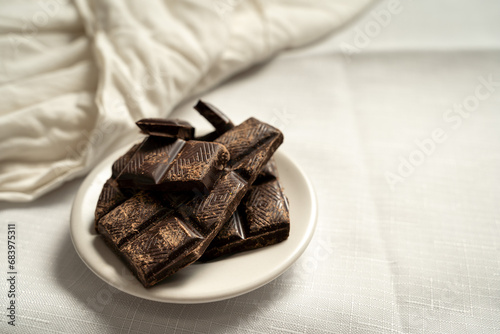 Obraz na płótnie Raw dark chocolate cocoa ingredient w salonie