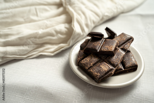 Obraz na płótnie Raw dark chocolate cocoa ingredient w salonie