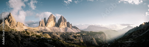 Tre Cime di Lavaredo, Drei Zinnen Berg Sonnenuntergang Landschaft in Italien Dolomiten. Wandern in den Alpen durch den Wald in Tirol Südtirol. Panorama Wildnis mit Sonnenstrahlen.  photo