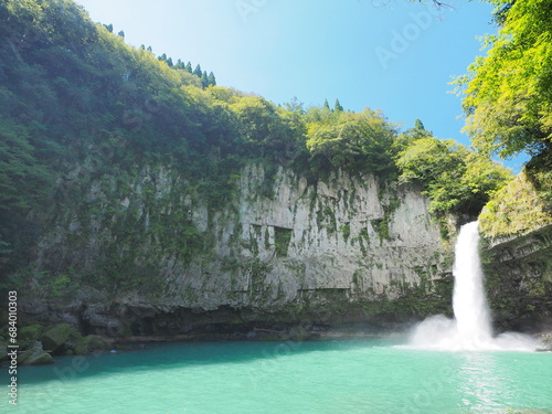 岩盤を流れ落ちる滝