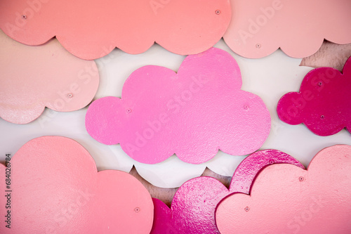 Fundo com tons de rosa e pasteis em forma de nuvens, diversidade photo