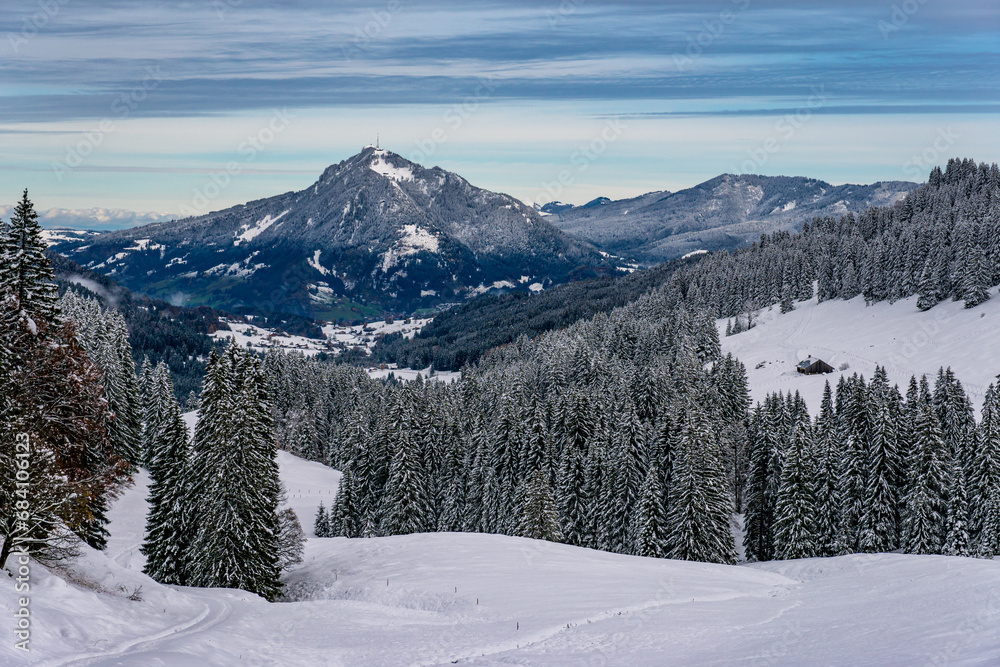 Obraz premium Snowshoe tour to the Tennenmooskopf on the Nagelfluhkette in the Allgau Alps