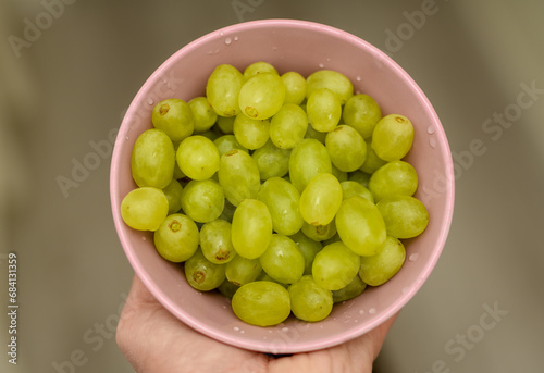 Zielone winogrona bezpestkowe w miseczce, zdrowa przekąska 