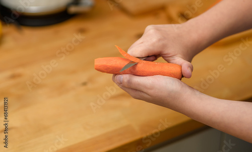 Surowa marchewka obierania na przekąskę 