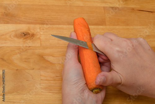 Obierać surową marchew ze skórki do obiadu