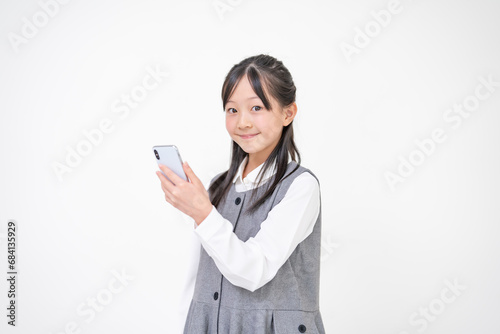 携帯を持つ若い女性