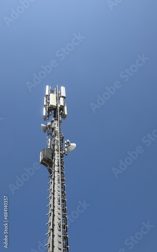 Foto antennas and radio links of a mobile telephone repeater in the high mast