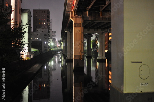 夜の高架橋