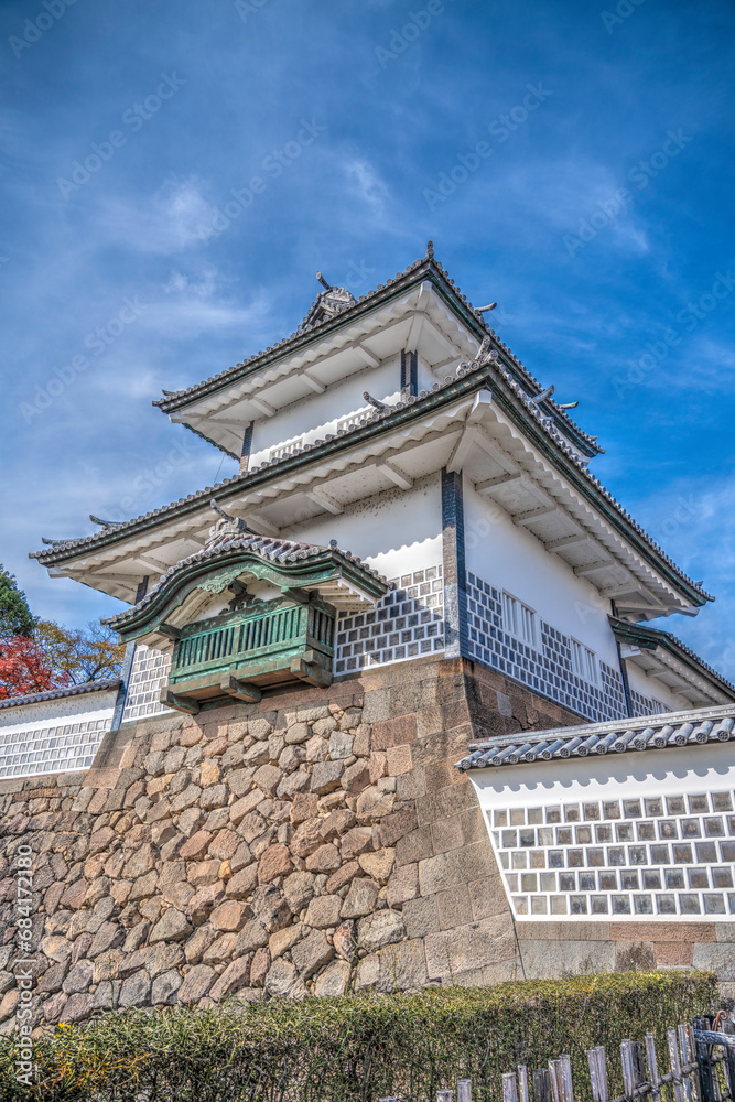 金沢を代表する観光スポット「金沢城」。兼六園から徒歩一分で桜と紅葉の時期がベストです。