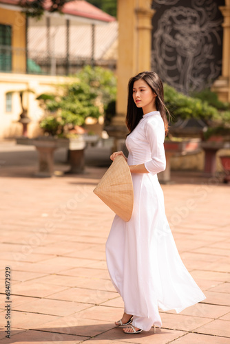 woman in dress ao dai © Han