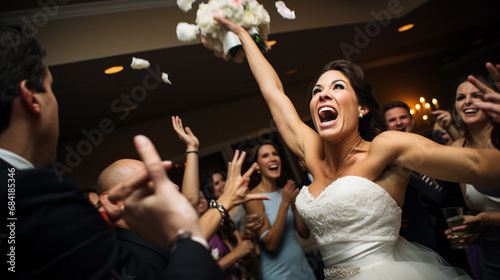 imagen de una boda y la novia pasándolo genial con o sin invitados