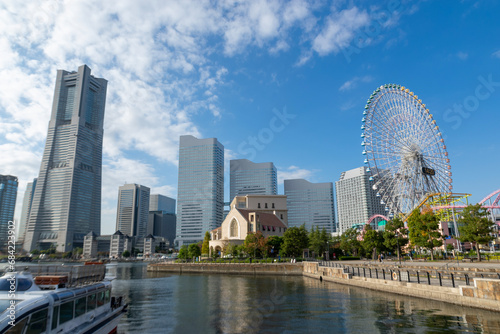 横浜みなとみらいを象徴する建築物の見える風景 photo