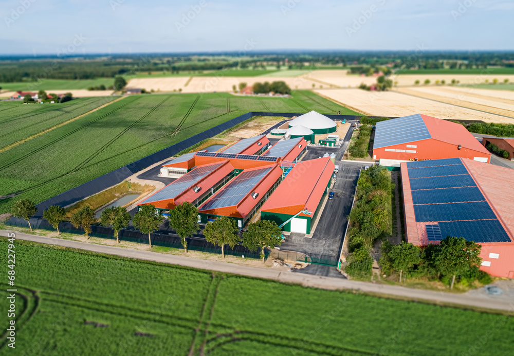 Modern Farming - Stallbau mit Photovoltaik und Biogas zur nachhaltigen Energieerzeugung, Luftbild - Symbolfoto.