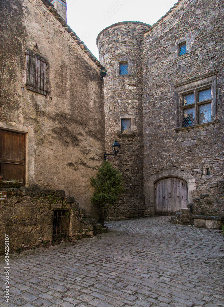 Place empierrée dans le village Templier de La Couvertoirade sur le causse du Larzac, Aveyron, France
