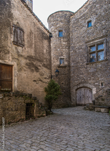 Place empierrée dans le village Templier de La Couvertoirade sur le causse du Larzac, Aveyron, France