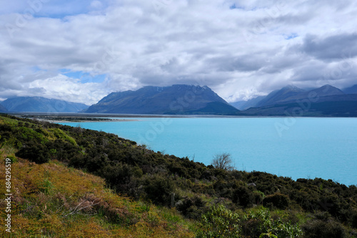 lake in the mountains in new zealand © Nicolas