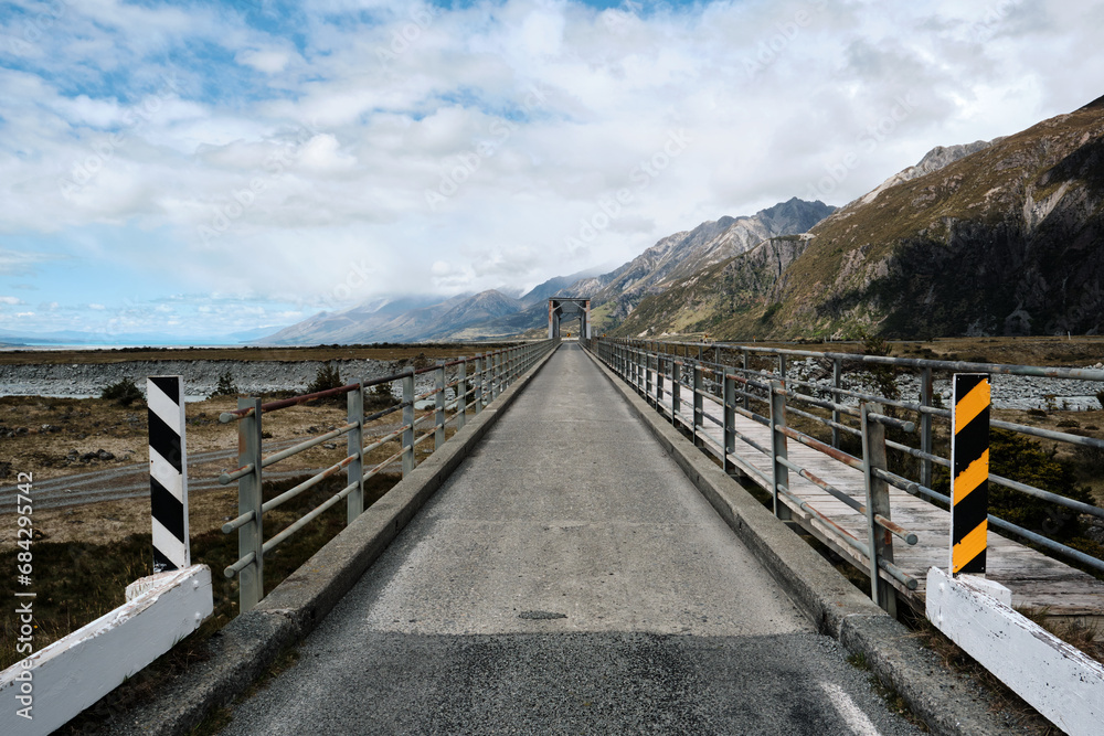 Obraz premium One lane bridge in the mountains in new zealand