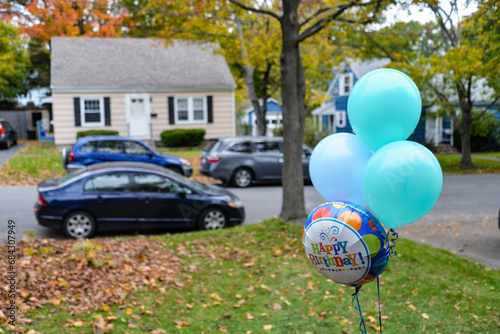 Colored party balloon outside an American house © Enrico Della Pietra