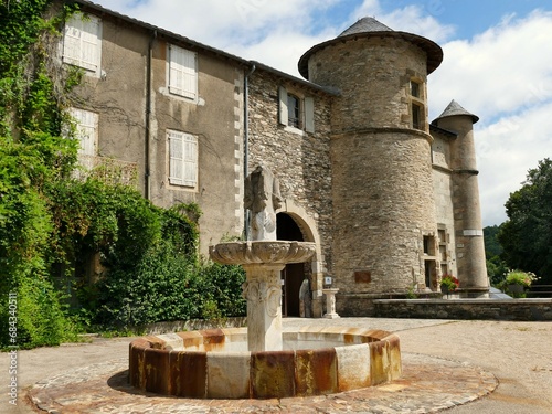 La fontaine sur la place devant le château de Lacaze photo