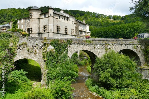 Le vieux pont devant le château du village de Lacaze photo