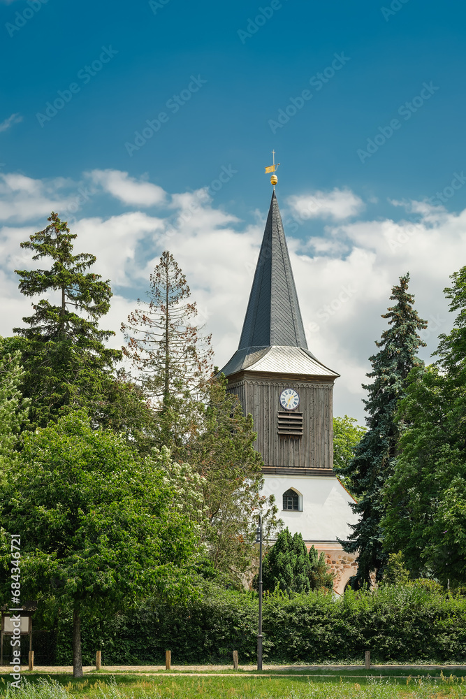 Historische Dorfkirche in Falkenhagen, einem Ortsteil von Falkensee, Ansicht von Westen - Inschriften wurden retuschiert
