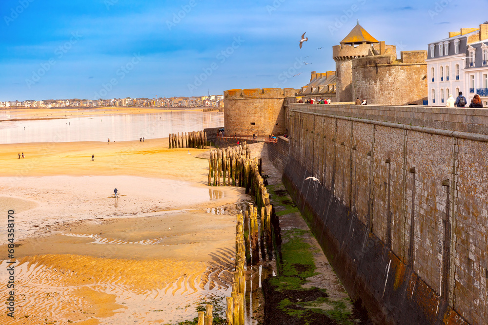 City walls and fortifications in beautiful Saint-Malo, Brittany, France - obrazy, fototapety, plakaty 