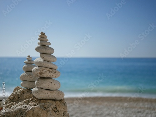 Steintürme am griechischen Strand photo