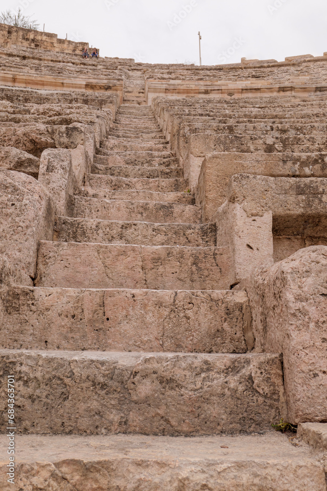 Das Amphitheater, Römische Theater von Amman befindet sich im Zentrum von Amman, der Hauptstadt Jordaniens. Es wurde während der Regierungszeit von Antoninus Pius (138–161 n. Chr.) neu errichtet.