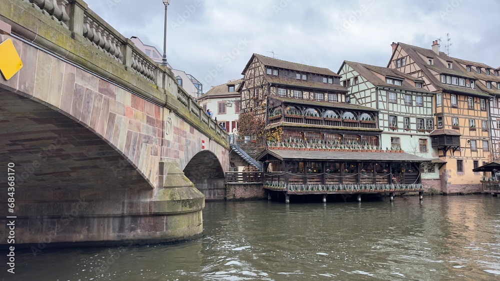 Obraz premium Strasbourg city with houses near the river