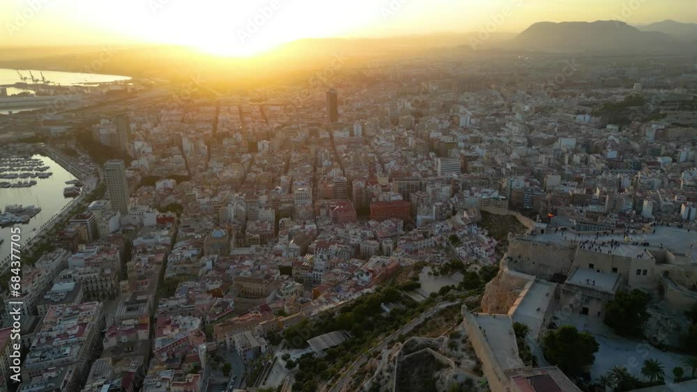 Ocaso en Alicante toma aérea centro de Alicante y volando atrás yendo lateral al Castillo de Santa Bárbara