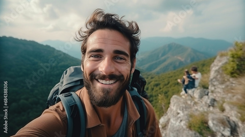 Les voyageurs actifs explorent les montagnes en hiver. Equipés de sacs à dos, ils randonnent pour vivre une aventure au cœur de la nature enneigée, profitant des vues panoramiques lors de cette escapa photo