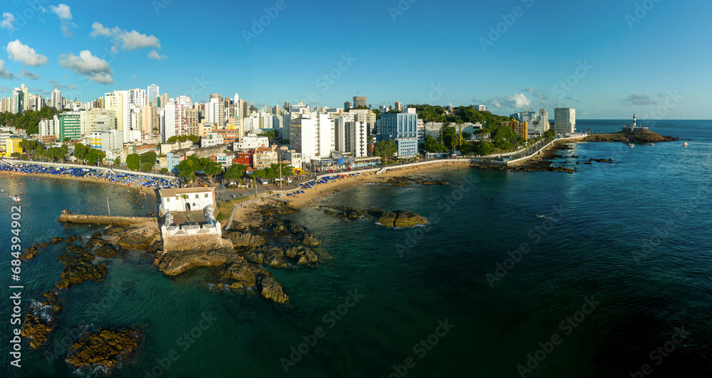 Obraz premium Vista Aérea do Forte de Santa Maria e Farol da Barra na cidade de Salvador, Bahia, Brasil