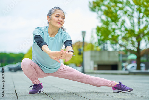 屋外で運動するシニア女性 photo