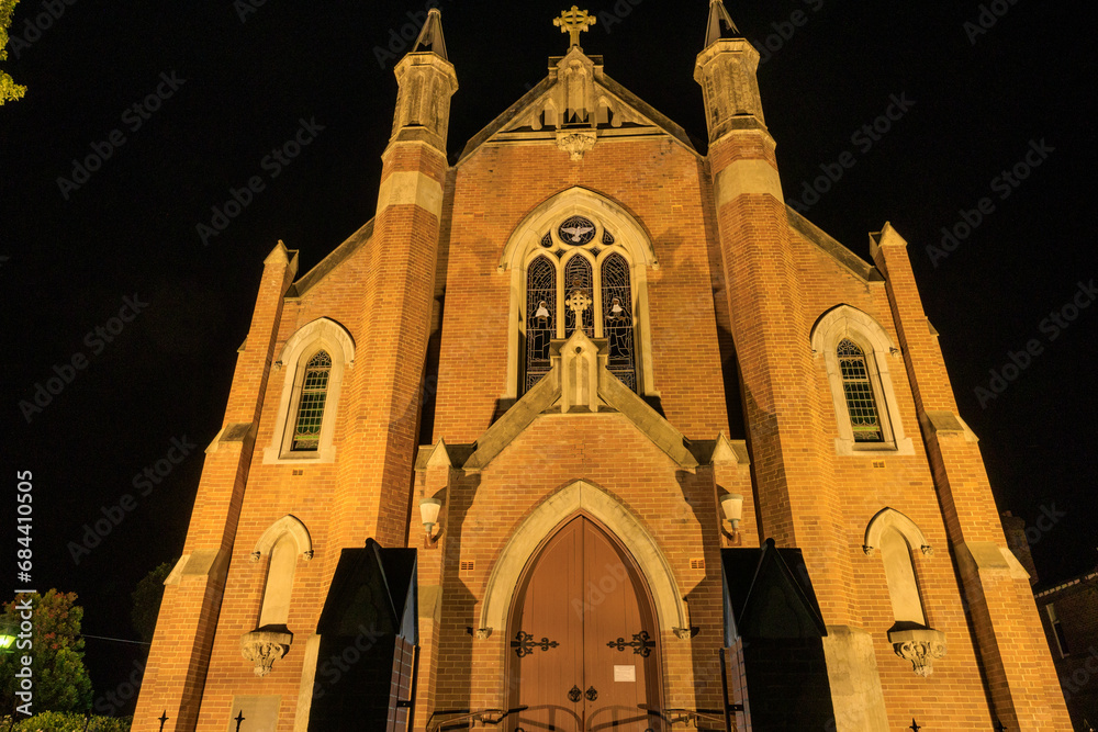 ライトアップされた夜の教会