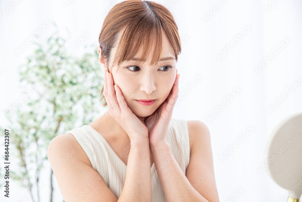 肌荒れに悩む女性 Rough skin 肌荒れに悩む女性 Rough skin