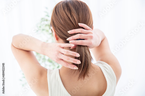 髪を結ぶ女性　woman tying her hair photo