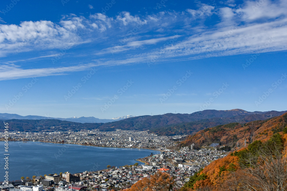 秋の諏訪湖と諏訪の街並み