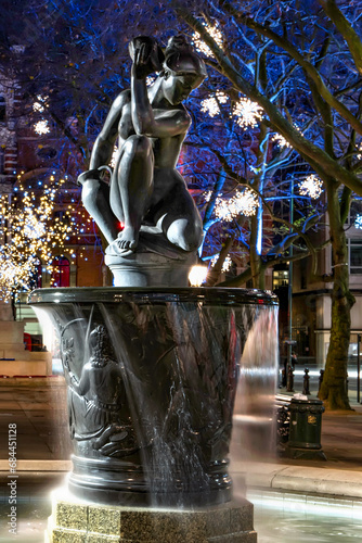 Obraz na płótnie Christmas view of Venus Fountain at Sloan Square, London w salonie