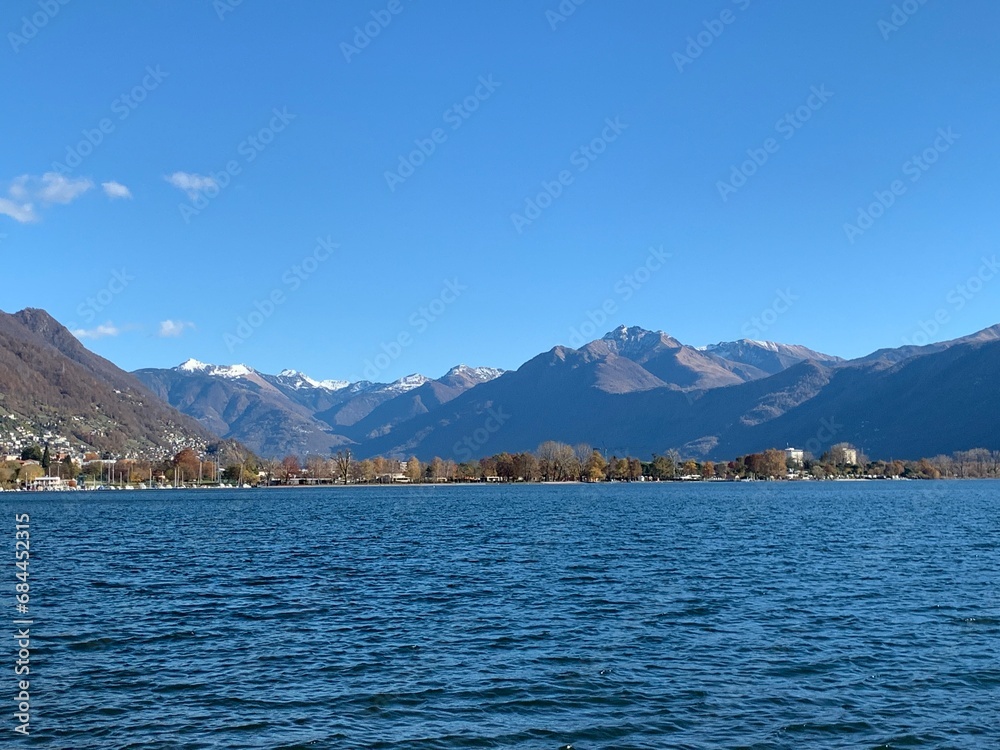 Seeufer am Lago Maggiore - der See im Tessin. Blick von der Stadt Locarnoauf die Magadinoebene und die Berge Pizzo Paglia, Camoghe, Gazzirola, Pizzo di Claro