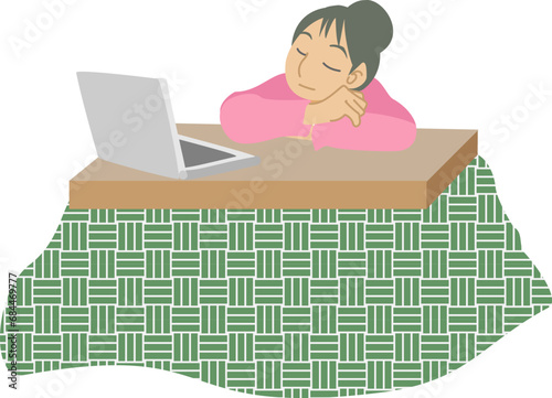 こたつで居眠りをする女性