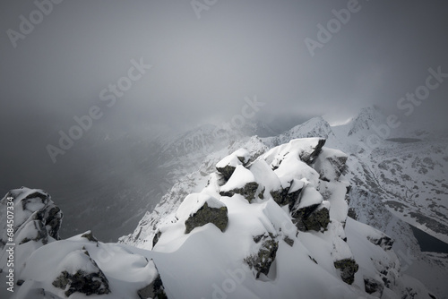 Nadciągająca śnieżyca na szczyty Szpiglasowych Wierchów. 