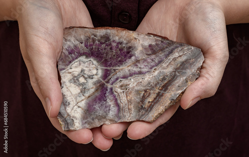 Fioletowy kamień kwarc ametyst przekrój oszlifowany