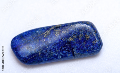 Kamień jubilerski lapis lazuli szlifowany z bliska