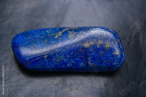 Lapis lazuli niebieski kamień izolowany na ciemnym tle